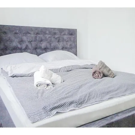 Three-bedroom In 公寓 *
