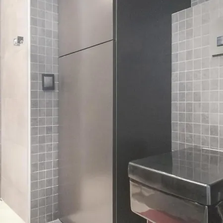 Three-bedroom In 公寓 *